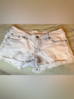Casual Light Wash Denim Women's Shorts. SIZE 5 per tag, unable to put 5